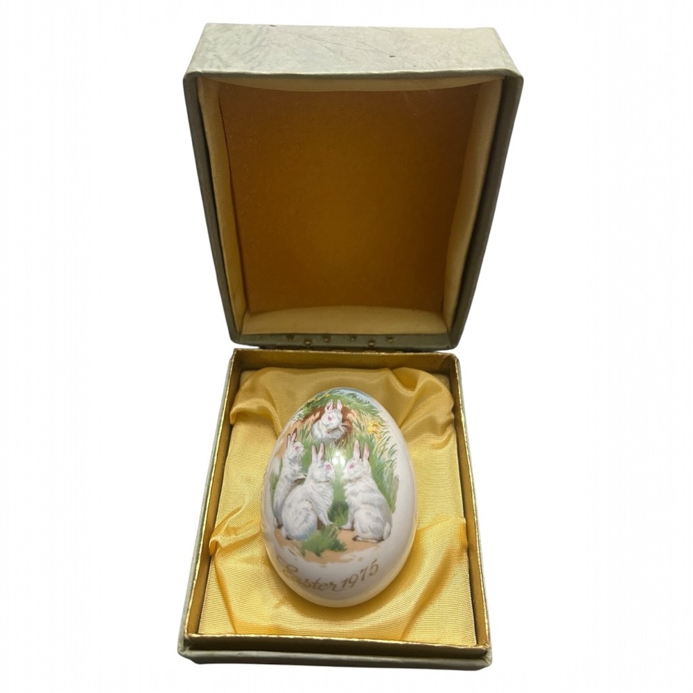 Vintage Royal Bayreuth 1975 porcelain Easter egg in box